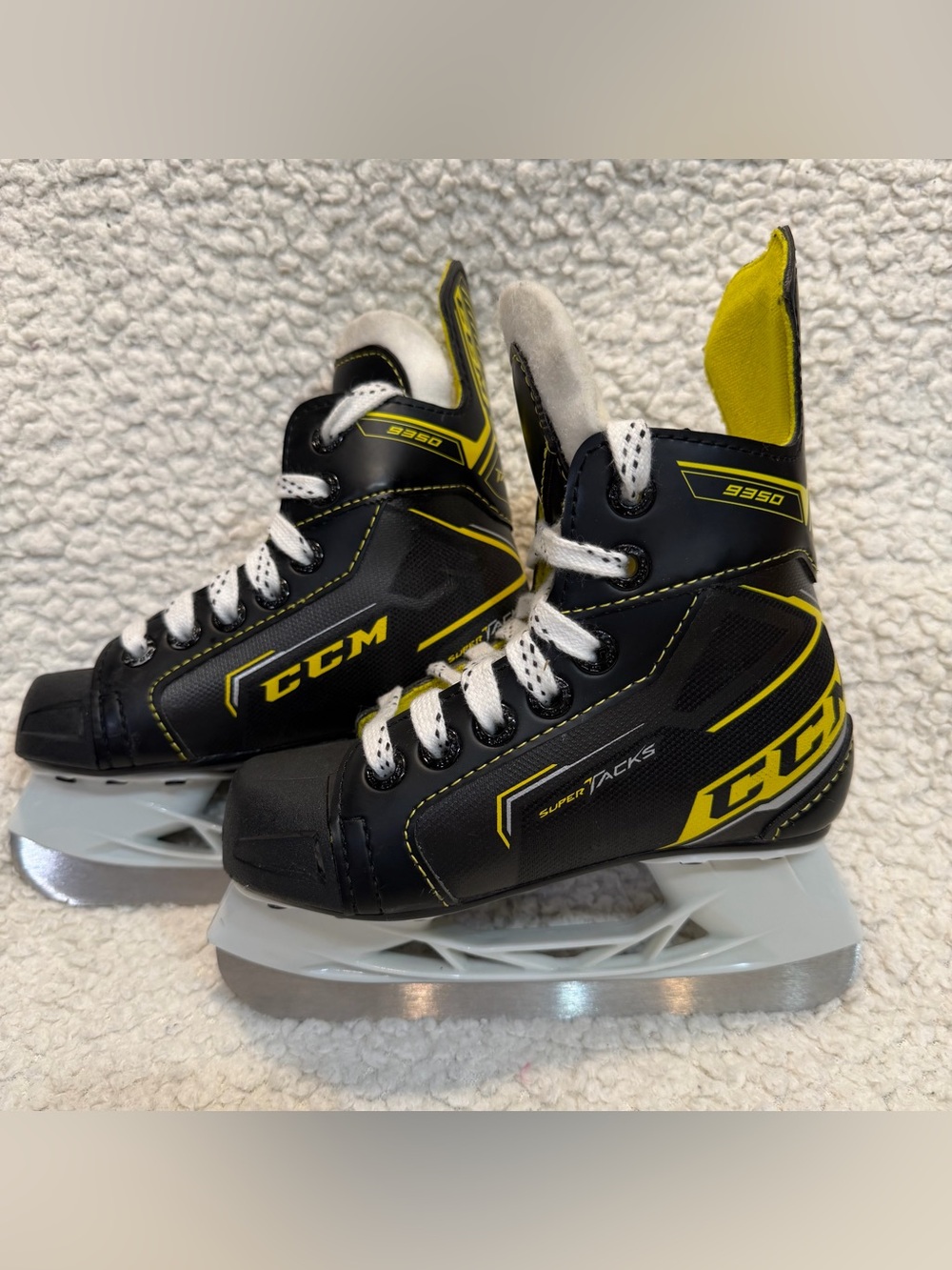 CCM Super Tacks 9350 Youth Kids Ice Hockey Skates size 10 - Shoe & Size D Width